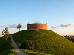 Elegancka, jasna kamienica Zygmunta Peszkowskiego w Gdyni, widok od frontu z ulicy w spokojnym, nadmorskim otoczeniu.