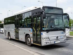 Rozwinięty śpiwór z poduszką i skarpetami w przytulnym wnętrzu, obok plecak i karimata – gotowy zestaw do spania