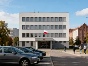 Słoneczny szlak na Baranią Górę z plecakiem przy słupku, w tle zalesione wzgórza i spokojny, błękitny krajobraz.
