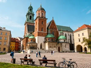 Leśny szlak na Długą Górę w Gdyni, piaszczysta ścieżka wśród sosen z widokiem na morskie wybrzeże w tle