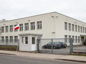 Jasne wnętrze nowoczesnej galerii handlowej Riviera z klientami spacerującymi między sklepami i kierującymi się do schodów ruchomych